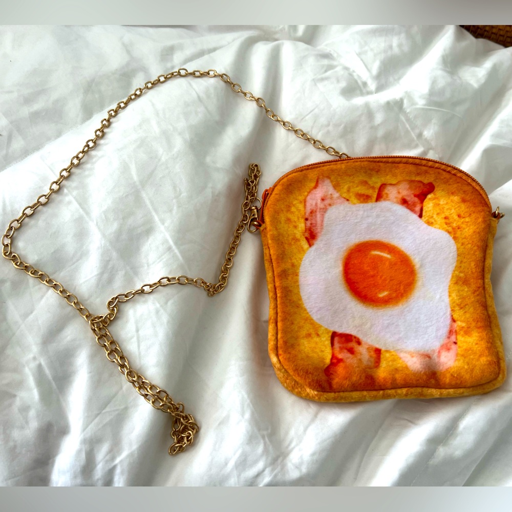 Toast purse with eggs and bacon